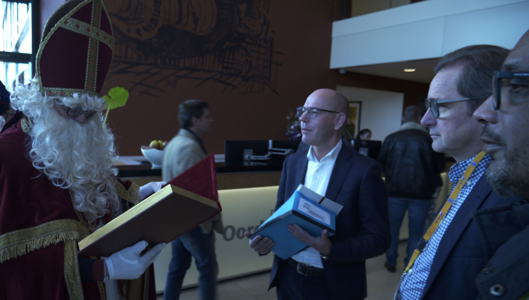 De petitie wordt aangeboden aan het Van Oord management.
foto: Alex Groothedde Image:De petitie wordt aangeboden aan het Van Oord management.
foto: Alex Groothedde