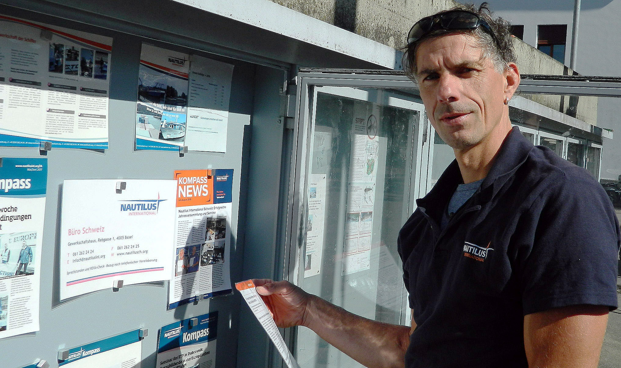 Der Nationalsekretär von Nautilus, Holger Schatz, hält die Besatzungen über die Infotafel im Basler Hafen mit aktuellen News laufend auf dem neusten Stand.
Image:Der Nationalsekretär von Nautilus, Holger Schatz, hält die Besatzungen über die Infotafel im Basler Hafen mit aktuellen News laufend auf dem neusten Stand.