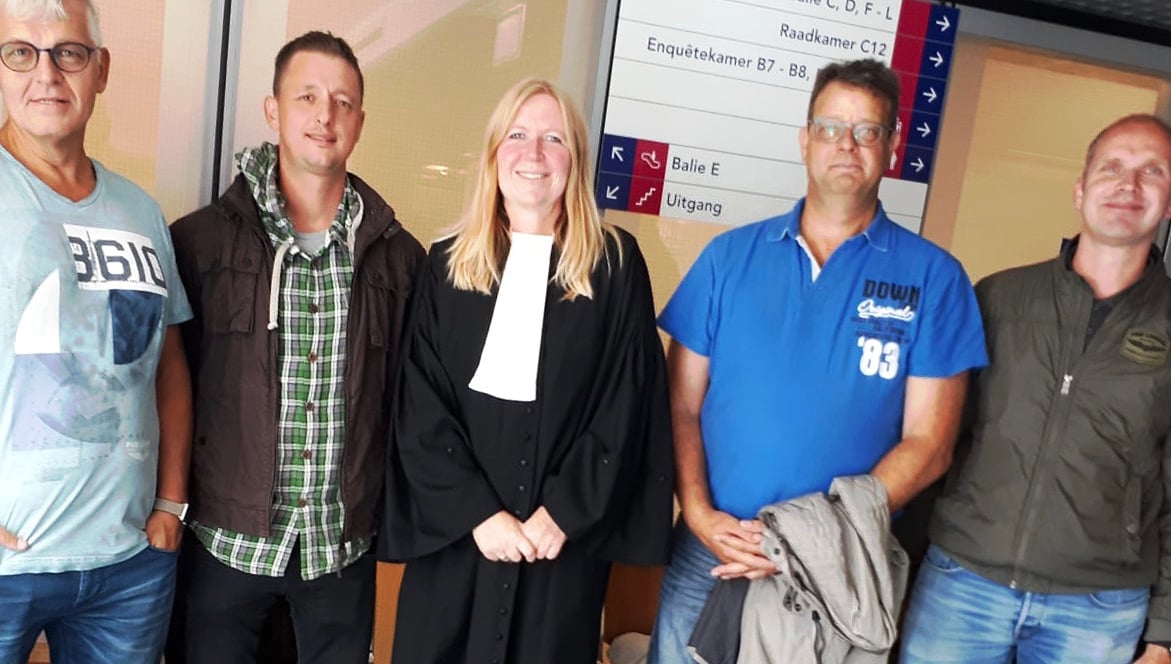Nautilus/FNV advocaat Mieke den Hollander en enkele FNV Waterbouw leden, voor het gerechtsgebouw in Den Haag Image:Nautilus/FNV advocaat Mieke den Hollander en enkele FNV Waterbouw leden, voor het gerechtsgebouw in Den Haag